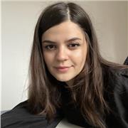 Studentessa magistrale impartisce lezioni di economia aziendale, economia politica e diritto